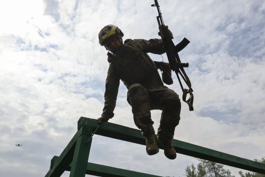 Karas Ukrainoje. Galingi sprogimai, milžiniškas gaisras ir evakuacija: Rusijoje liepsnoja vienas didžiausių „Wildberries“ sandėlių