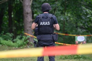 Po „TikTok „ transliacijos – „Aro“ reidas Telšių r.: vyro namuose aptiko arsenalą
