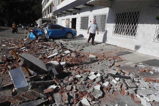 Žemės drebėjimas Kolumbijoje pareikalavo dešimčių žuvusių ir sužeistų: sugriauta tūkstančiai namų