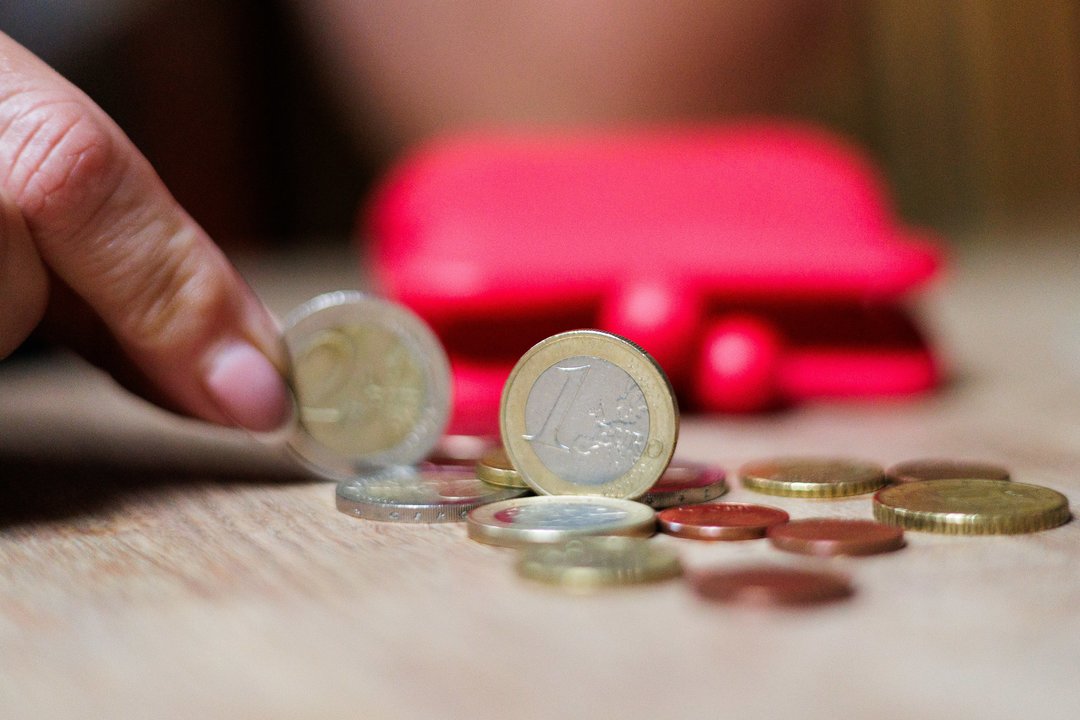 Nuo 50 eurų iki finansinės pagalvės: kodėl jaunimas taupyti pradeda kitaip nei tėvai