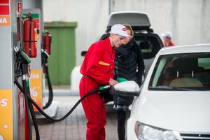 Ramybės nėra: degalinių švieslentėse kainos vėl darosi nepadorios
