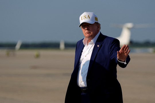 Karas Ukrainoje. Paaiškėjo, kas privertė D. Trumpą persigalvoti