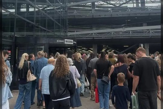 Incidentai Kauno centre: „Akropolyje“ evakuacija, gatvėje – pažeistas dujų vamzdis
