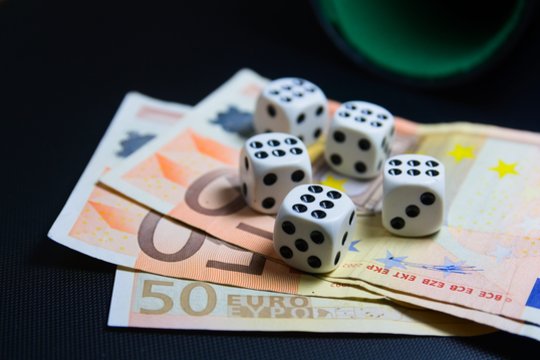 Emocinės „supynės“, gėda ir kaltė: kodėl lošėjams didžiausią skausmą sukelia ne prarasti pinigai?