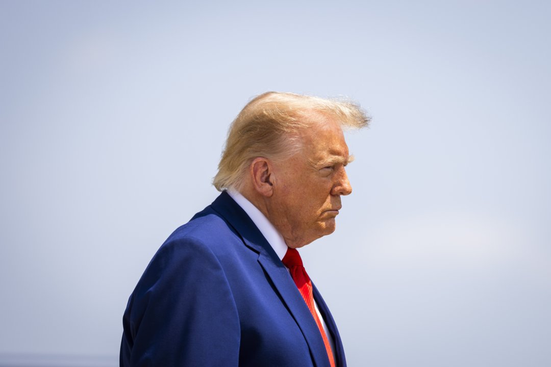 Prieš išskrisdamas iš NATO viršūnių susitikimo D. Trumpas slapta persėdo į kitą lėktuvą: įvardijo priežastį