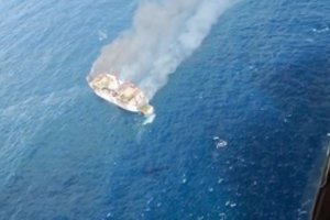 Nelaimė Indonezijoje: 130 žmonių plukdęs keltas paskendo liepsnose