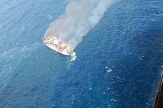 Nelaimė Indonezijoje: 130 žmonių plukdęs keltas paskendo liepsnose