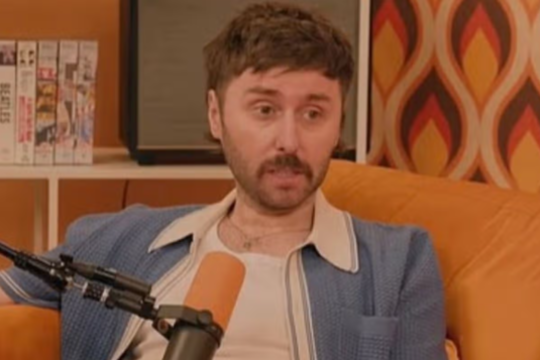 „The Inbetweeners“ žvaigždė J. Buckley susidūrė su reta sveikatos problema: priverstas atsisakyti alkoholio 