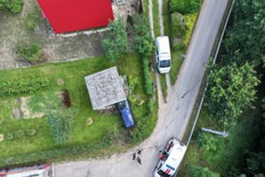 Nuo kelio nuvažiavęs automobilis Jurbarke perskrido tvorą ir trenkėsi į sodo namelį