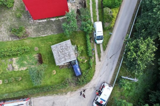 Nuo kelio nuvažiavęs automobilis Jurbarke perskrido tvorą ir trenkėsi į sodo namelį
