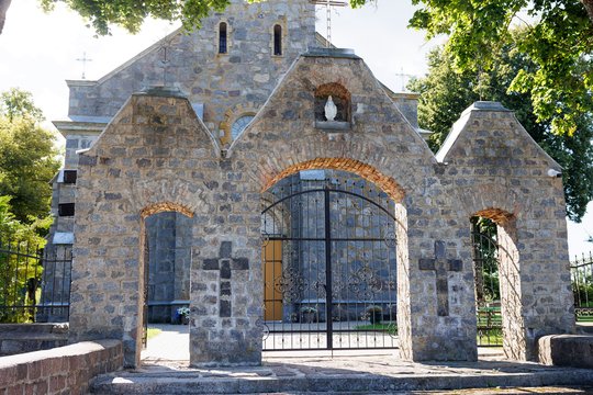 Rūdiškių gyventojai sukrėsti – pedofilija kaltinamas kunigas krikštijo jų vaikus, kartu dalyvavo šventėse: prisiminė ir šiurpius gandus