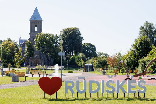 Rūdiškių gyventojai sukrėsti – pedofilija kaltinamas kunigas krikštijo jų vaikus, kartu dalyvavo šventėse: prisiminė ir šiurpius gandus