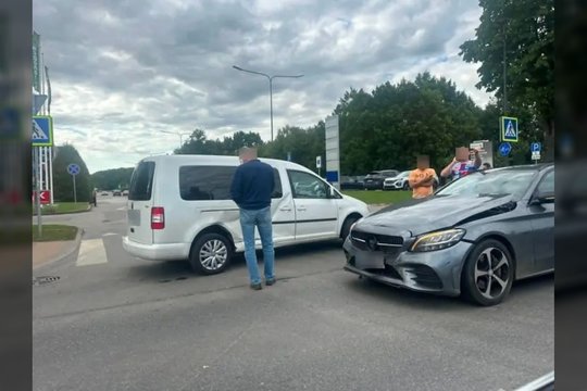 Nelaimių persekiojamoje Kauno sankryžoje – vėl avarija: susidūrė trys automobiliai