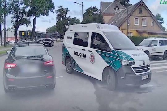 Šilutės rajone girtas vyras nuo policijos bandė pasprukti prabangiu „Maserati“ – pareigūnai paviešino gaudynių vaizdus
