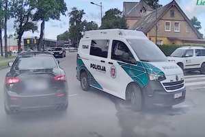 Šilutės rajone girtas vyras nuo policijos bandė pasprukti prabangiu „Maserati“ – pareigūnai paviešino gaudynių vaizdus