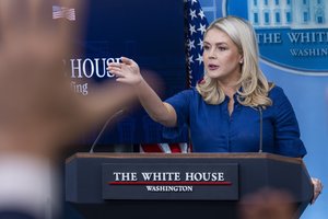 D. Trumpo spaudos atstovė K. Leavitt traukiasi iš pareigų