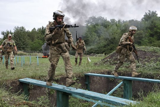 Karas Ukrainoje. Galinga ataka Rusijos Leningrado srityje – liepsnoja Ust Lugos uostas