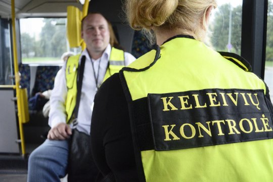 Klaipėdoje autobuso kontrolierę apstumdžiusiam vyrui – rimti nemalonumai