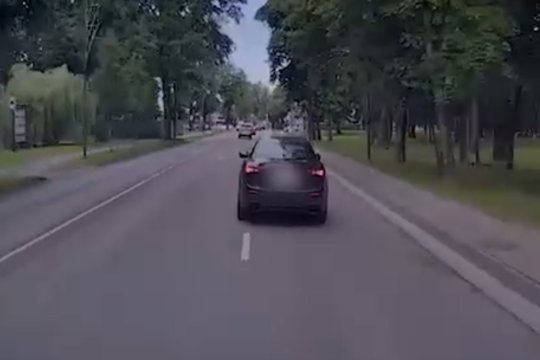  „Maserati“ bandymas pasprukti baigėsi sulaikymu: paviešino gaudynių vaizdo įrašą