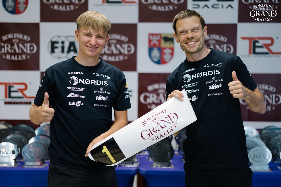„Rokiškio Grand Rally“ oficialiai prasidėjo: pirmieji dalyvių žingsniai – administracinėje komisijoje