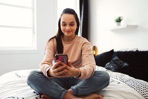 Tarptautinis tyrimas atskleidė – Z karta telefono nepaleidžia, bet skambinti nenori