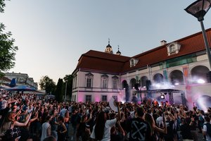 Žolinės proga – „Draugai Draugams“ dienos šokiai muziejaus kieme