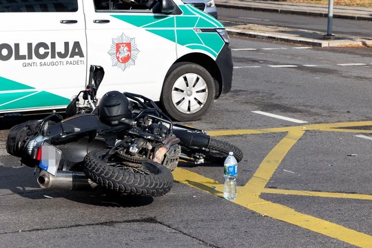 Panevėžio rajone automobilis susidūrė su BMW motociklu – prireikė medikų pagalbos