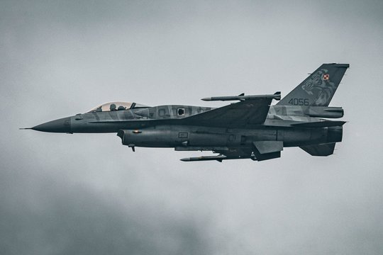 Pavojinga situacija Lenkijoje: tūpimo metu naikintuvą ištiko gedimas