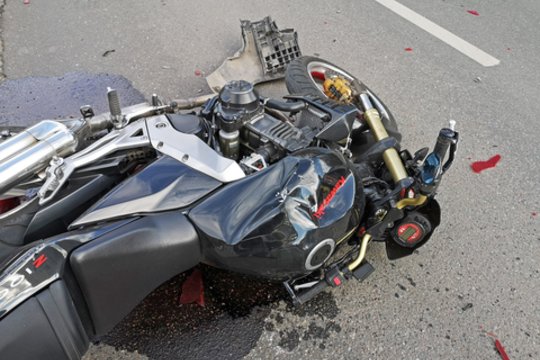 Šakių rajone – tragiškas susidūrimas su vilkiku: žuvo motociklininkas