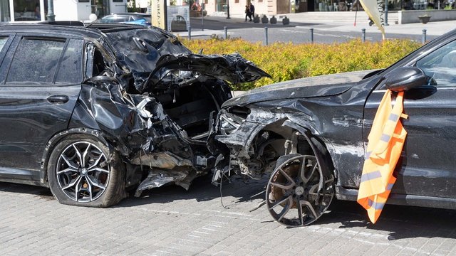 Šių metų vasarą kelyje žuvo triskart daugiau žmonių: patarė, kaip elgtis patekus į avariją