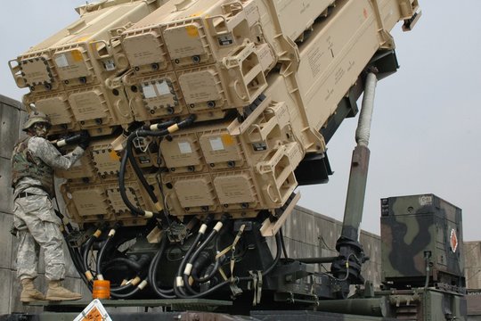 Kodėl JAV delsia leisti Ukrainai gaminti „Patriot“ raketas? Prakalbo apie vieną konkrečią baimę