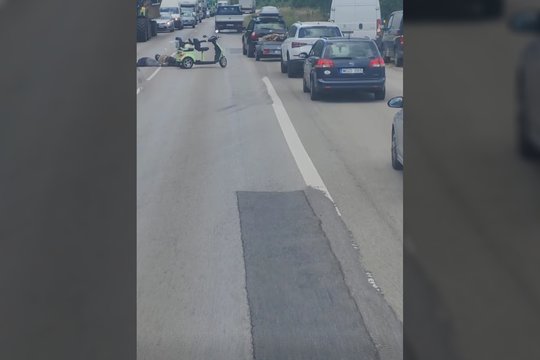 Alytaus r. automobilis nutrenkė du senolius, važiavusius elektriniu vežimėliu