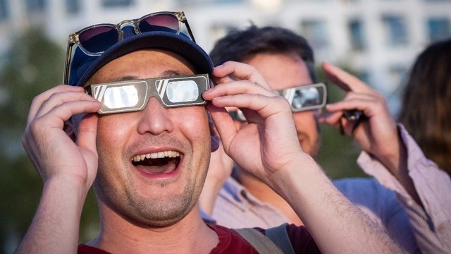 Štai kaip dangaus reiškinį stebėjo Europa: ovacijų negailėjo ir astrofizikas „Queen“ gitaristas