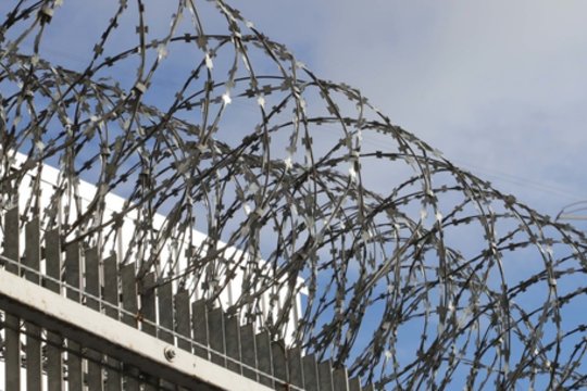 Atmeta skandalingą žinią apie santykius tarp kalinių ir darbuotojų: dabar susiduria su persekiojimu