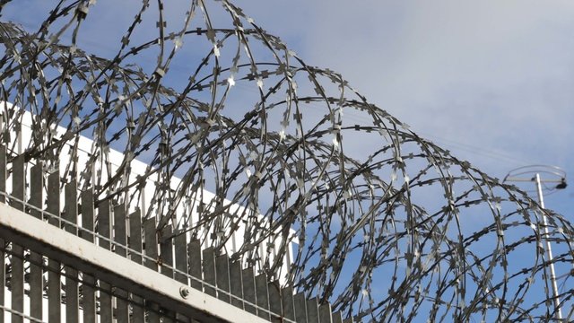Atmeta skandalingą žinią apie santykius tarp kalinių ir darbuotojų: dabar susiduria su persekiojimu