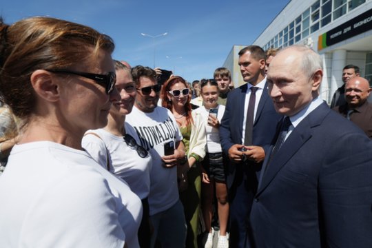 Mįslingas V. Putino skambutis sukėlė daug klausimų: kalbėjo su šmėkla?