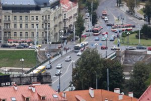 Vairuotojus glumina vaizdas sankryžose – ne visi žino, ką reiškia šis šviesoforo signalas