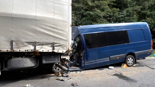 Dar viena mirtina avarija: susidūrus mikroautobusui ir vilkikui – vaizdai iš įvykio vietos