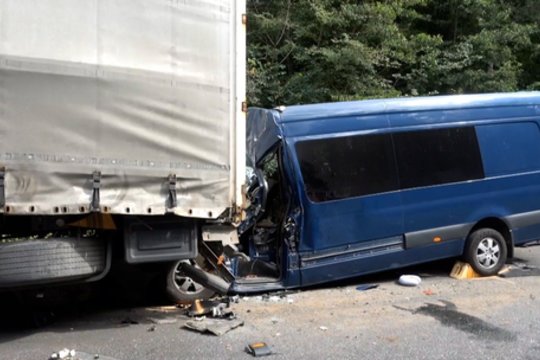 Dar viena mirtina avarija: susidūrus mikroautobusui ir vilkikui – vaizdai iš įvykio vietos