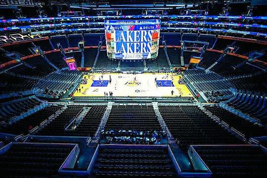 „Los Angeles Lakers“ kartelę pakėlė dar aukščiau: už klubą kloja milijardus