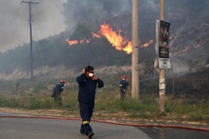 Dėl miško gaisro Chalkidikėje atostogautojai buvo evakuojami jūra