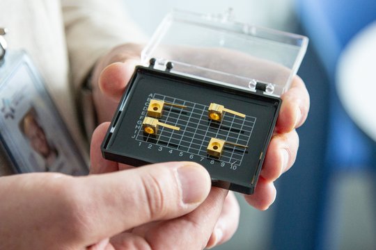 Lazerinė sistema, telpanti ant delno: Lietuvoje sukurta technologija žada proveržį gynyboje, pramonėje ir medicinoje