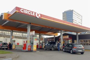 Penktadienį degalinės vairuotojus pasitiko naujomis kainomis: štai, kaip keitėsi