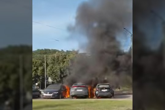 Kauno Raudondvario plente liepsnojo automobilis