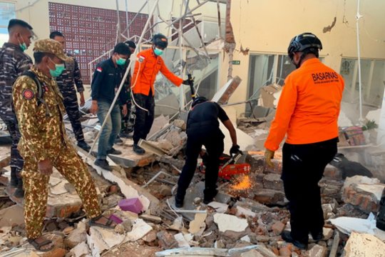 Galingas žemės drebėjimas prie Indonezijos krantų pražudė 20 žmonių ir sukėlė masinę evakuaciją