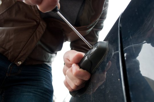 Klaipėdoje pasiautėjo vagys – išlupo magnetolas iš penkių automobilių