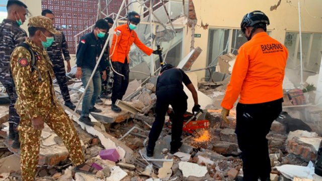 Indoneziją supurtė galingas žemės drebėjimas: žmonės bėga nuo griūvančių pastatų