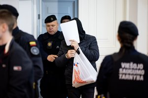 Teismas nusprendė, kad kaltinamasis padegamųjų siuntų byloje A. Šuranovas turi likti su apykoje