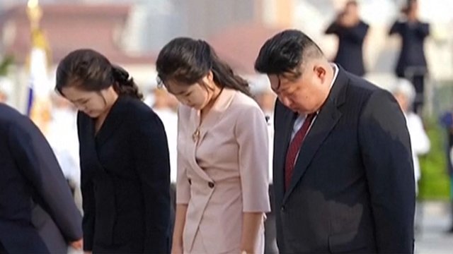 Kim Jong Unas pagerbė sovietų karius: simbolinis gestas atskleidė glaudžius ryšius su Maskva
