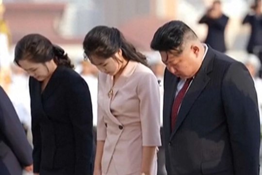 Kim Jong Unas pagerbė sovietų karius: simbolinis gestas atskleidė glaudžius ryšius su Maskva